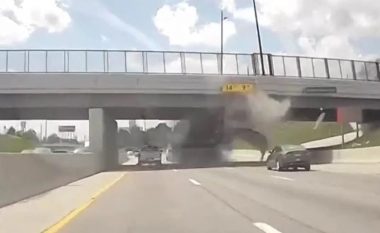 Shoferi me gjasë nuk i kishte bërë matjet mirë – momenti kur një kamion me zhavorr përplaset në një mbikalim në Detroit