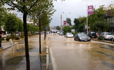 Inxhinieri i hidroteknikës: Mungesa e gjelbërimit dhe betonizimi, faktorë kyçë të vërshimeve në Prishtinë