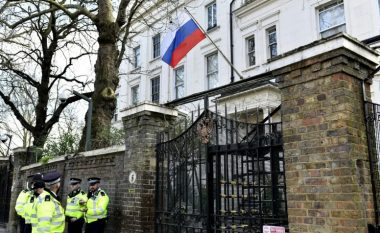 Britania dëbon diplomatin rus - por pse tani po veprojnë britanikët