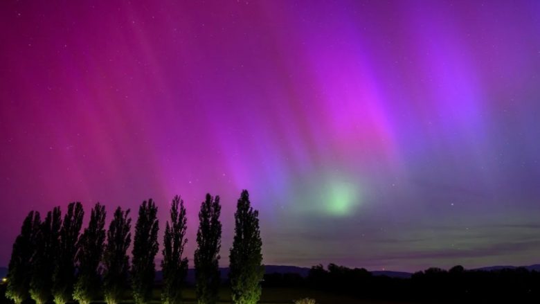 Aurora mahnitëse ndriçoi qiellin e natës në të gjithë kontinentin evropian – çfarë thonë shkencëtarët për këtë fenomen të rrallë natyror