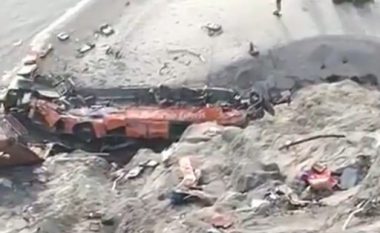 Një autobus është përmbysur, të paktën 20 të vdekur në Pakistan