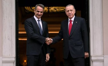 Udhëheqësit e rivalëve rajonalë Turqisë dhe Greqisë takohen në përpjekje për të lënë mënjanë mosmarrëveshjet dekada të vjetra