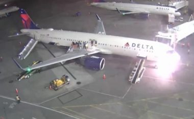 Pamje të frikshme: Momenti kur aeroplani ‘përfshihet nga zjarri’ dhe pasagjerët largohen nga ‘rrëshqitëset emergjente’ në aeroportin e Seattle
