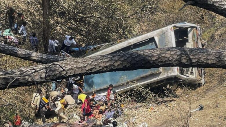 Autobusi bie në një grykë në Indi, të paktën 21 persona të vdekur