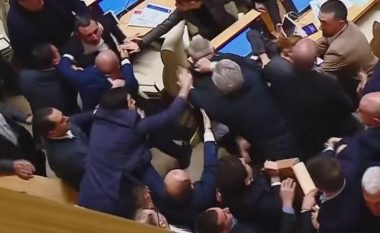 Përleshje masive në parlamentin gjeorgjian mbi ligjin shumë të diskutueshëm “për agjentët e huaj”