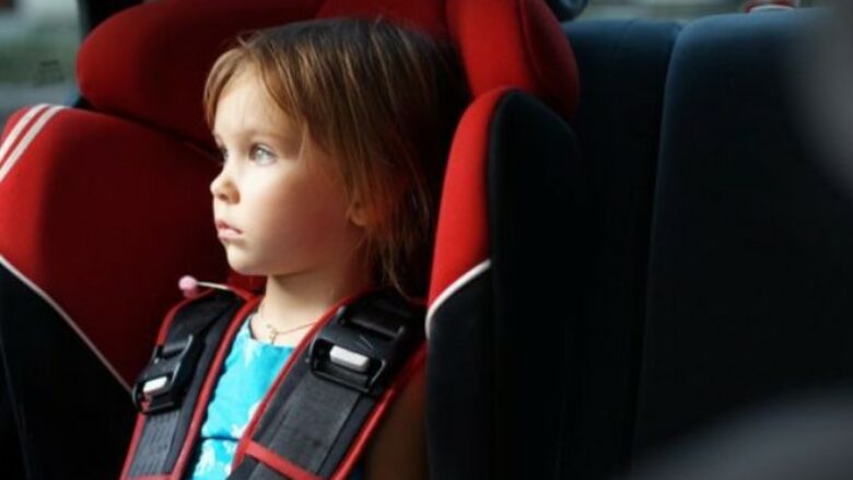 Siguria në komunikacion: Cili vend në veturë është më i sigurti për transportin e një fëmije?