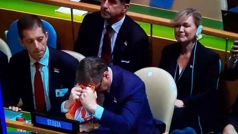 Vuçiq e vuan rezolutën e OKB-së për gjenocidin në Srebrenicë – ngushëllohet nga Marko Gjuriqi