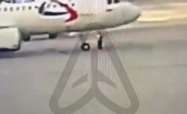 Incident i tmerrshëm në pistën e një aeroporti rus - punonjësi shkelet nga rrota e një aeroplani 77 tonësh