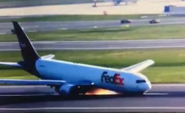 Nuk i hapet rrota e përparme, Boeing mezi aterrojë në aeroportin e Stambollit