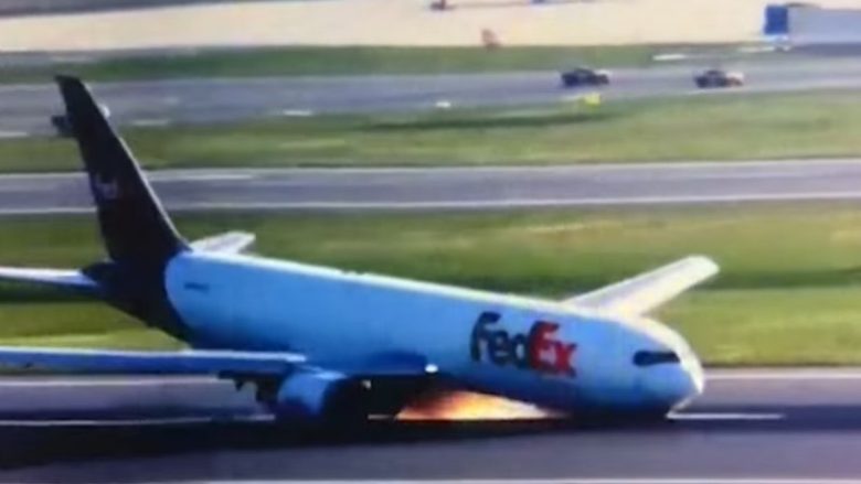 Nuk i hapet rrota e përparme, Boeing mezi aterroi në aeroportin e Stambollit