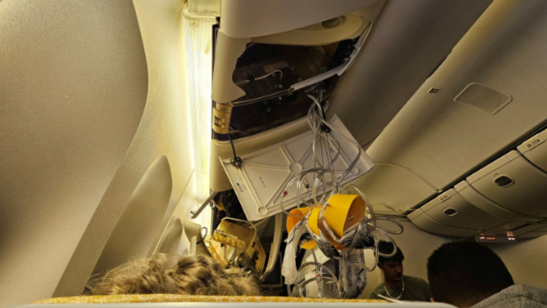 Imazhe të cilat tregojnë dëmet brenda aeroplanit që u godit nga turbulencat gjatë fluturimit Londër-Singapor