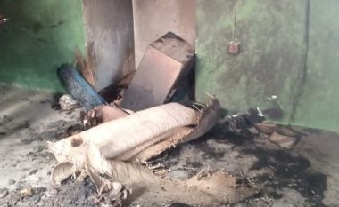 Një burrë spërkati xhaminë me benzinë dhe mbylli dyert e saj, pastaj i vuri flakën – disa të vdekur nga një ‘mosmarrëveshje familjare’ në Nigeri