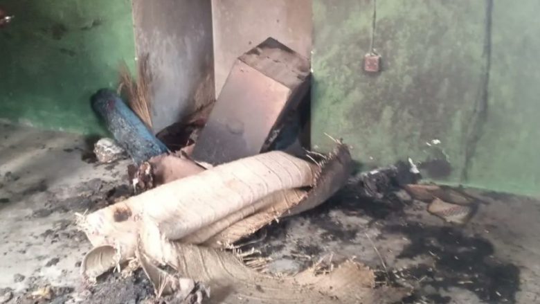 Një burrë spërkati xhaminë me benzinë dhe mbylli dyert e saj, pastaj i vuri flakën – disa të vdekur nga një ‘mosmarrëveshje familjare’ në Nigeri