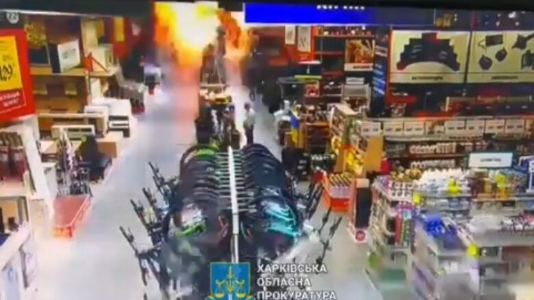 Kishte rreth 200 njerëz brenda – momenti i sulmit të qendrës tregtare në Kharkiv të Ukrainës, nga i cili mbetën disa të vdekur