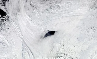 Vrima e akullit në Antarktidë sa madhësia e Zvicrës vazhdon e rritet – shkencëtarët e zbulojnë pse
