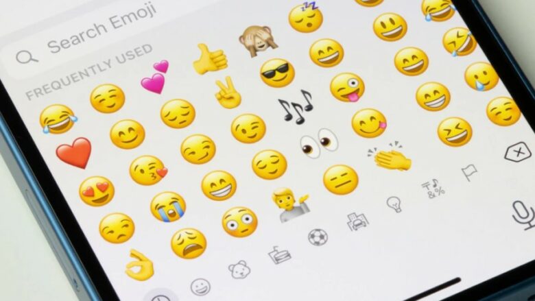 Me emoji të reja: Tired Smiley, Harp dhe Shovel
