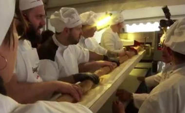 Francezët gatuajnë bukën baguette me një gjatësi rekord prej 140 metrave
