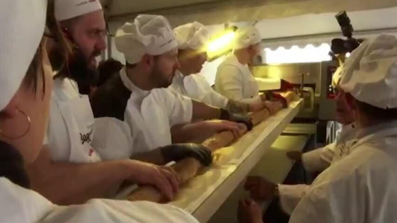 Francezët gatuajnë bukën baguette me një gjatësi rekord prej 140 metrave