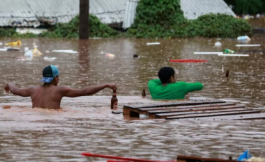 Përmbytje në Brazil: Shembet diga hidroelektrike dhe rritet numri i të vdekurve