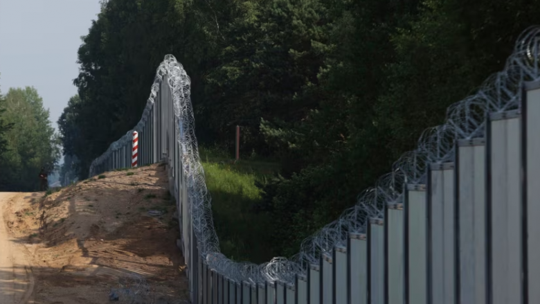 Polonia do të ndërtojë mure mbrojtëse në kufirin lindor me Bjellorusinë për t’u mbrojtur nga “lufta hibride”