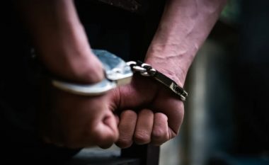 Arrestohen tre të mitur në Prishtinë – kërcënuan me thikë një grua