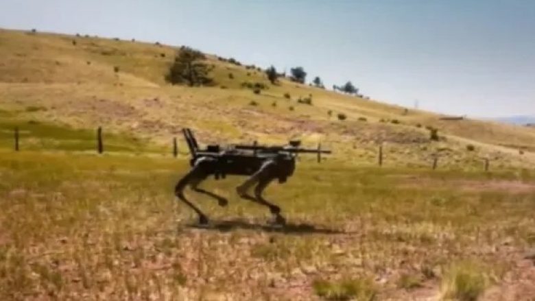 Qeni robot “terminator” me pushkë që “synon” inteligjencën artificiale po testohet nga marinsat amerikanë