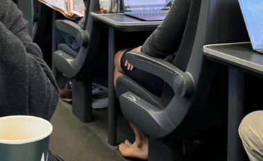 Ministri britanik shfaqet këmbëzbathur në tren, reagojnë përdoruesit e rrjeteve sociale