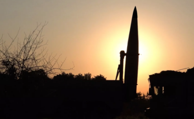Raketat ukrainase godasin Krimenë ndërsa Rusia nis stërvitjet bërthamore në atë zonë