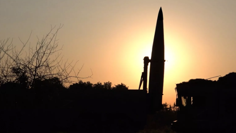 Raketat ukrainase godasin Krimenë ndërsa Rusia nis stërvitjet bërthamore në atë zonë