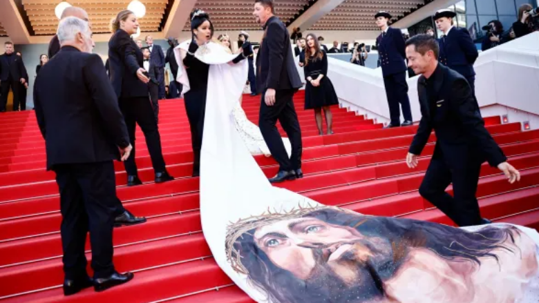 Një e ftuar mori vëmendje në Festivalin e Filmit në Kanë me një fustan me fytyrën e Krishtit