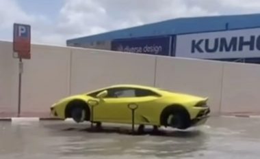 Pamjet që janë bërë virale – zbulohet historia e Lamborghinit ‘të braktisur’ dhe pa rrota