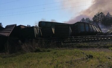 Treni rus me 29 vagonë del nga shinat