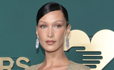 Bella Hadid shfaqet rrezatuese me pozat në bikini