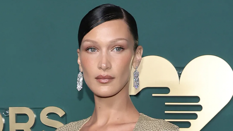 Bella Hadid shfaqet rrezatuese me pozat në bikini