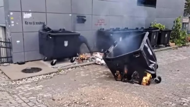 I vihet zjarri kontejnerit në Prishtinë, policia në kërkim të autorëve
