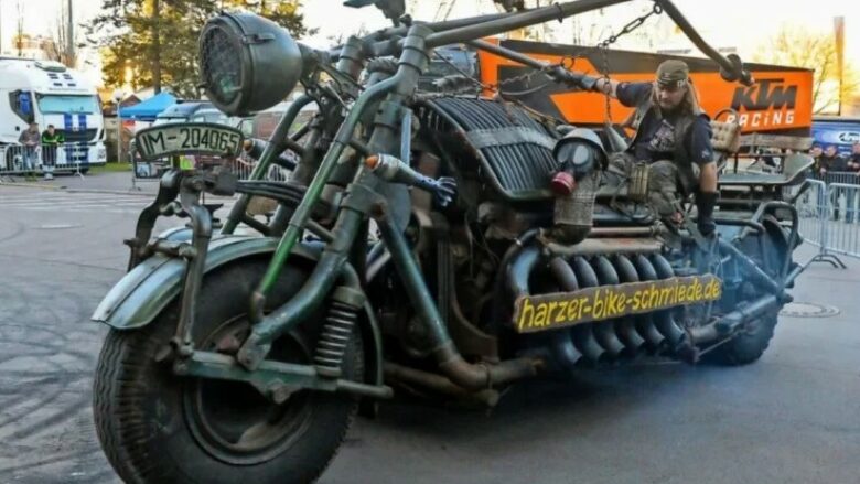 Kjo është motoçikleta më e rëndë në botë – ajo lëvizë përmes motorit të tankut