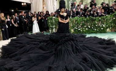 I duheshin nëntë persona për t’ia mbajtur fustanin – paraqitja e ekzagjeruar e Cardi B në Met Gala 2024