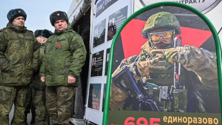 Rusia po i shtyn të rinjtë ukrainas të nënshkruajnë kontrata për të luftuar kundër Ukrainës