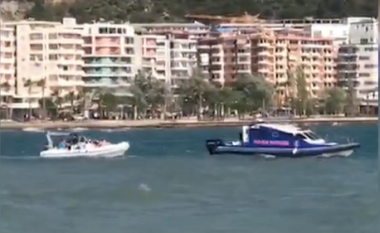 Mjeti lundrues pësoi defekt në det, policia shpëton 11 turistë në Vlorë