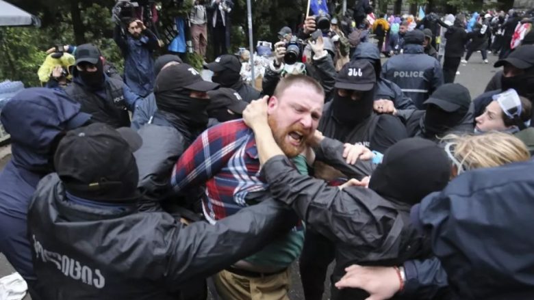 Protestat në Gjeorgji kanë vazhduar deri në mëngjes në një përpjekje të fundit për të parandaluar miratimin e “ligjit të Rusisë”