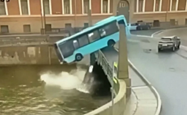 Shtatë persona humbin jetën pasi një autobus doli nga ura dhe ra në një lum të Shën Petersburgut