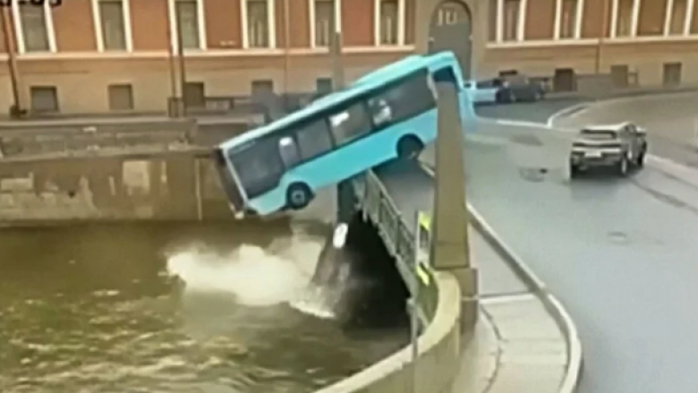 Shtatë persona humbin jetën pasi një autobus doli nga ura dhe ra në një lum të Shën Petersburgut