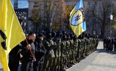 Komandanti i Azov kritikoi Zelenskyn: Ne nuk kemi qasje në armët perëndimore, po e mbrojmë vendin me gjak