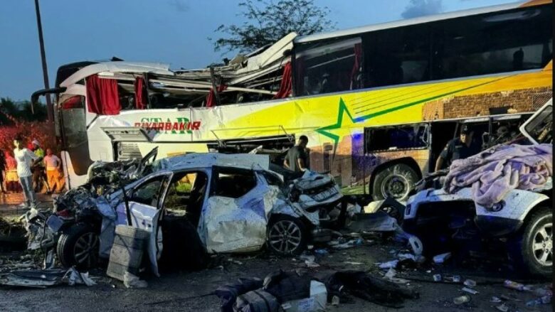 Numri i të vdekurve shkon në 10, rreth 40 të lënduar – detaje dhe pamje nga vendi i një aksidenti masiv në një autostradë të Turqisë