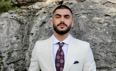 Butrint Imeri i paguan gjobën fansit që u dënua nga policia duke dëgjuar një nga këngët e tij