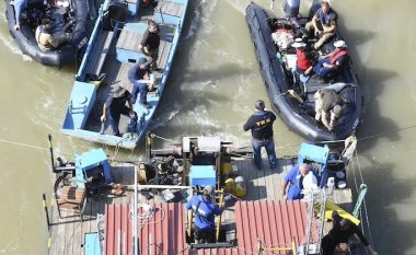 Dy të vdekur dhe pesë të zhdukur pas “përplasjes me një varkë” pranë Budapestit të Hungarisë
