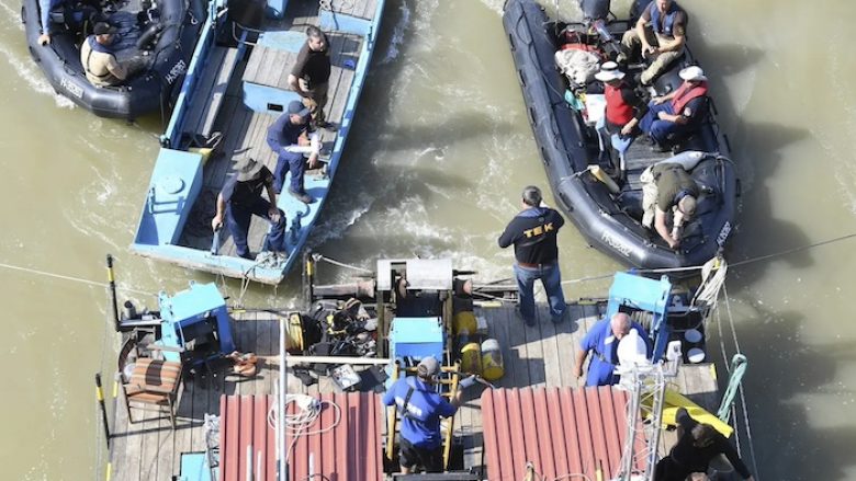 Dy të vdekur dhe pesë të zhdukur pas “përplasjes me një varkë” pranë Budapestit të Hungarisë