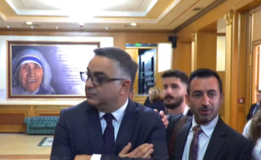 Dimal Basha ironizon me Besnik Tahirin pasi dështoi seanca e Kuvendit