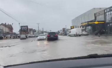 Reshjet e shiut vështirësojnë komunikacionin në magjistralen Prishtinë – Ferizaj, Policia apelon për kujdes gjatë vozitjes