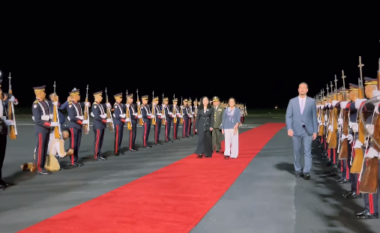Presidentja Osmani pritet me nderime të larta e ceremoni ushtarake në El Salvador